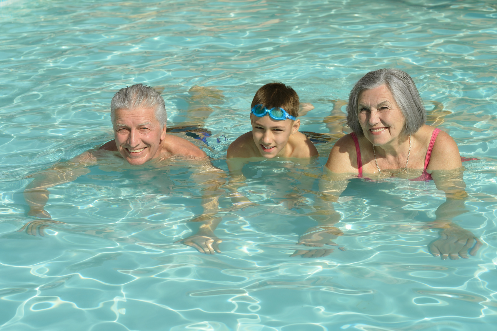 Внуки купаются. Дедушка в бассейне. Внучка в бассейне. Бабушка с внучкой в бассейне. Бабушки в бассейне.