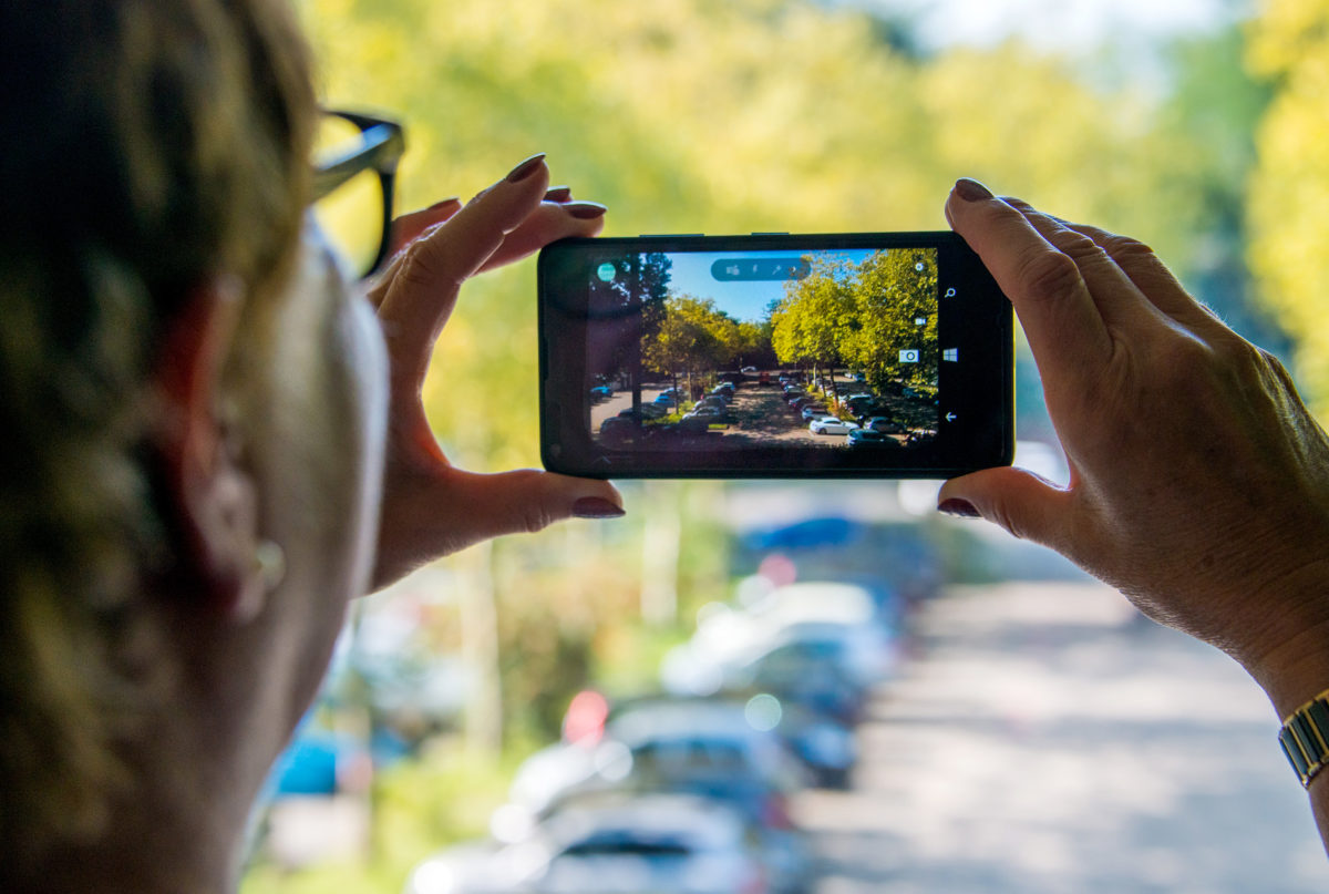 mit Handy und Tablet für Mädchen